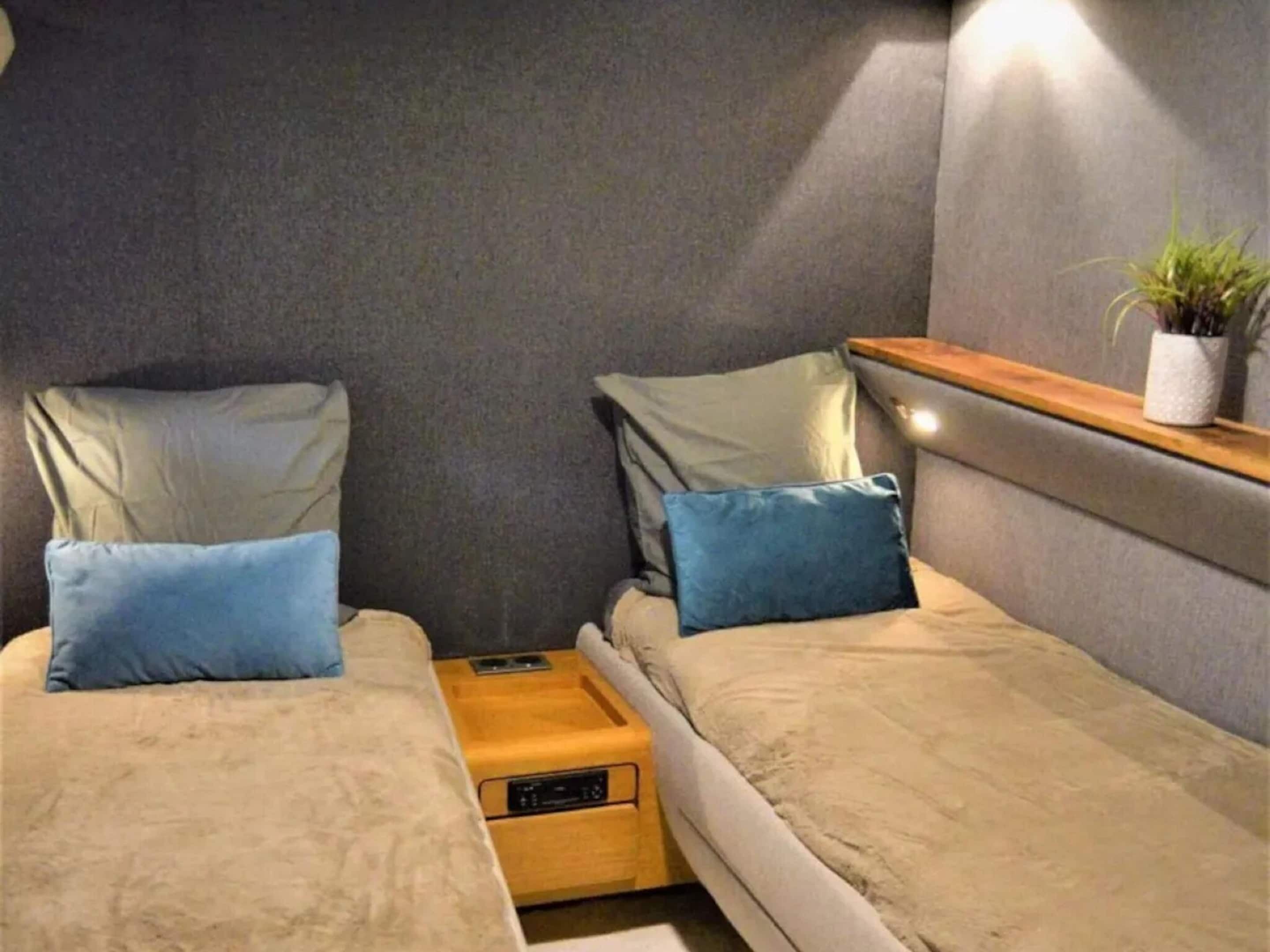 Classic Mobile Home, 4 Bedrooms | 8 bedrooms, bed sheets