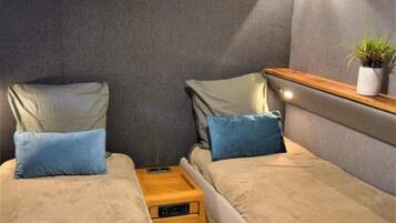Classic Mobile Home, 4 Bedrooms | 8 bedrooms, bed sheets