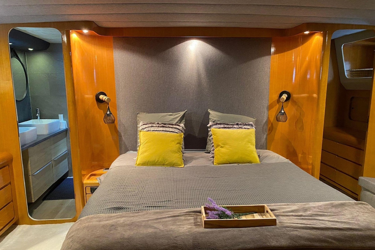 8 bedrooms, bed sheets