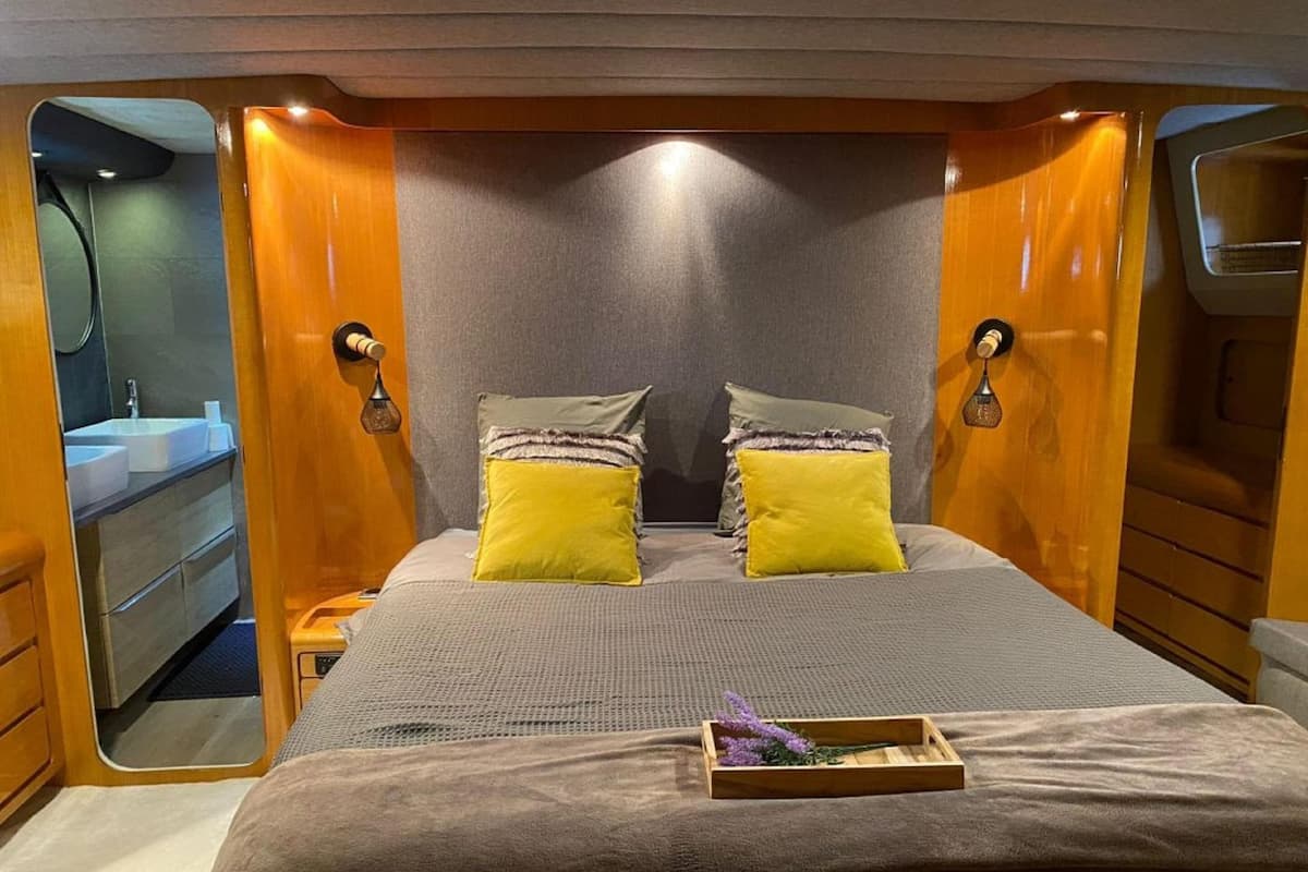8 bedrooms, bed sheets