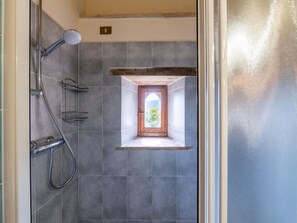 Bathroom | Shower - Panoramic Stone Apartment With Swimming Pool (Caprese Michelangelo)