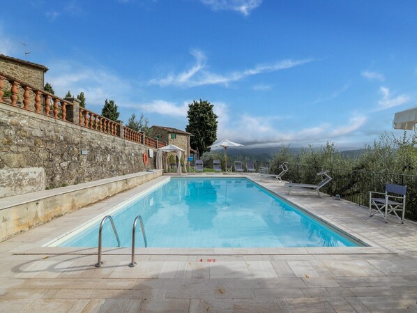 Una piscina techada, una piscina al aire libre