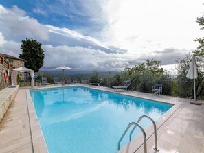 Una piscina techada, una piscina al aire libre