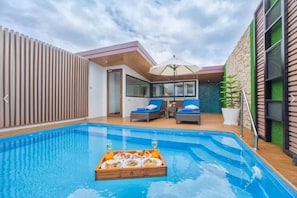 In-room safe, free WiFi, bed sheets - Pool Suite Chiang Mai (Hang Dong)