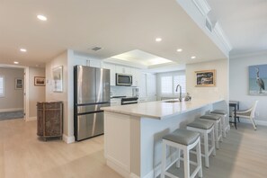 Fridge, oven, stovetop, dishwasher - 3 bedroom accommodation in Sanibel (Sanibel)