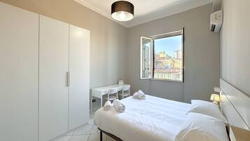 Apartamento, sacada, vista para a cidade | Vista do quarto