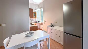 Apartamento, sacada, vista para a cidade | Sala de jantar