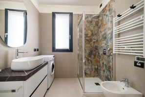 Regadera, secadora de cabello, bidet, toallas 
