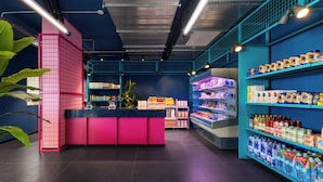 Un magasin bien éclairé, avec des étagères remplies de divers produits et un comptoir central.
