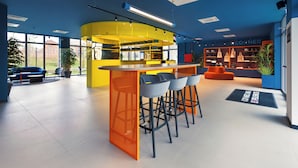 Un intérieur moderne avec un bar jaune, des sièges et un espace de vente bien visible, portant le nom de « CORNER ».
