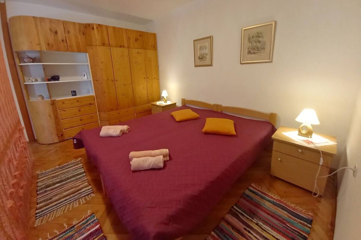 2 habitaciones, muebles diferentes y ropa de cama