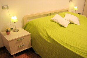 6 bedrooms, individually furnished, bed sheets - Small Residence With Swimming Pool and 8 Lovely Apartments (Lazise)