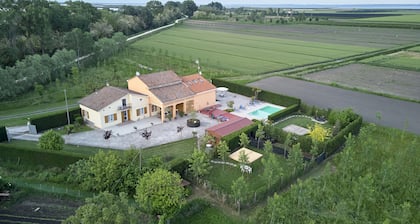 Holiday Countryside Home With Swimming Pool, Sauna. Less Than 20km From the sea