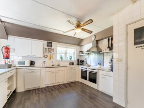 Comfort House, Multiple Bedrooms | Private kitchen | Fridge, microwave, oven, dishwasher