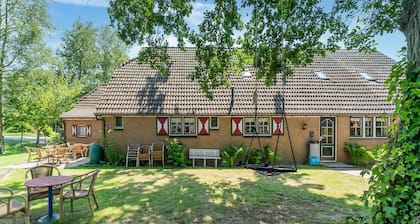 Attractive Farmhouse in Giethoorn With Garden