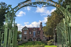 المنشأة من الخارج