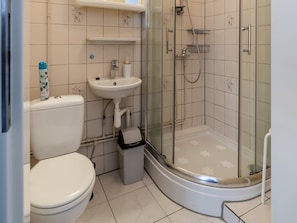 Shower - Attractive Farmhouse in Giethoorn With Garden (Giethoorn)