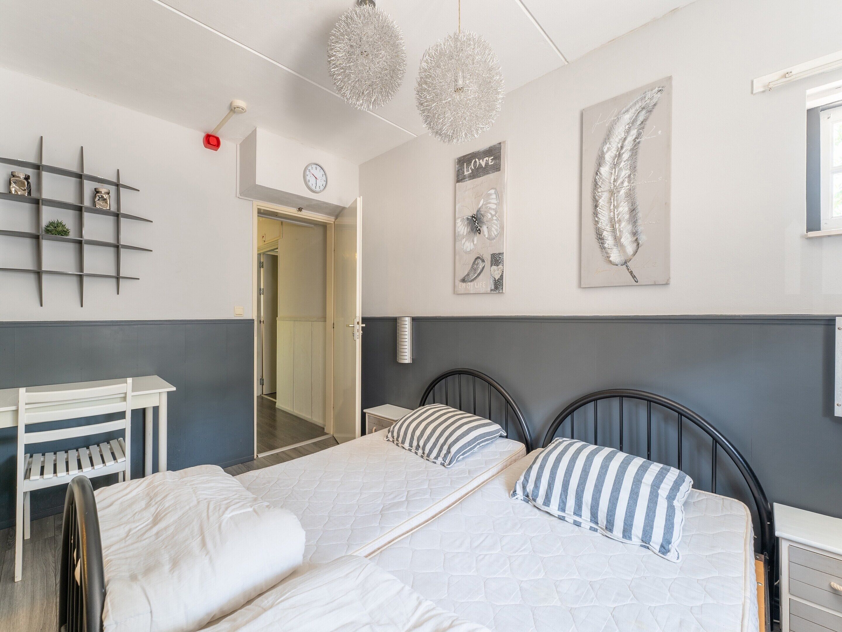11 slaapkamers, individueel gemeubileerd, beddengoed