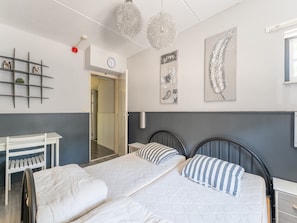 11 bedrooms, individually furnished, bed sheets - Attractive Farmhouse in Giethoorn With Garden (Giethoorn)