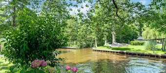 Attractive Farmhouse in Giethoorn With Garden