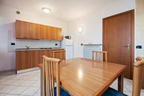 Classic House, 2 Bedrooms | Private kitchen | Dishwasher - Holiday Apartment Near the Lake, Shared Swimming Pool (Lazise)