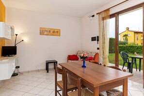 Deluxe House, 2 Bedrooms | Living room - Holiday Apartment Near the Lake, Shared Swimming Pool (Lazise)