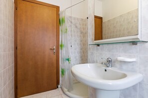 Bathroom | Shower - Holiday Apartment Near the Lake, Shared Swimming Pool (Lazise)