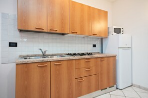 Classic House, 2 Bedrooms | Private kitchen | Dishwasher - Holiday Apartment Near the Lake, Shared Swimming Pool (Lazise)