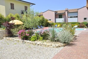 Garden - Holiday Apartment Near the Lake, Shared Swimming Pool (Lazise)