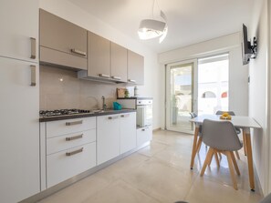 Classic House, 3 Bedrooms | Private kitchen | Oven