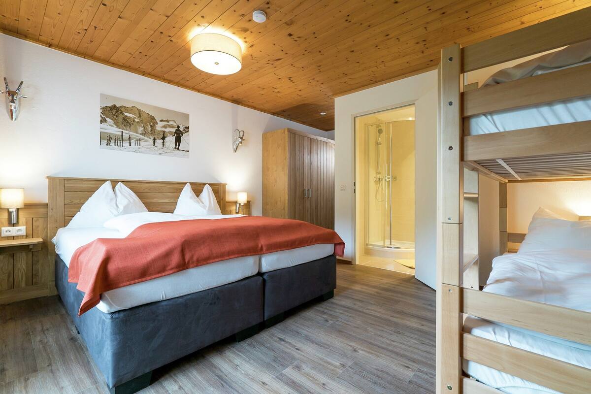 36 bedrooms, iron/ironing board, bed sheets