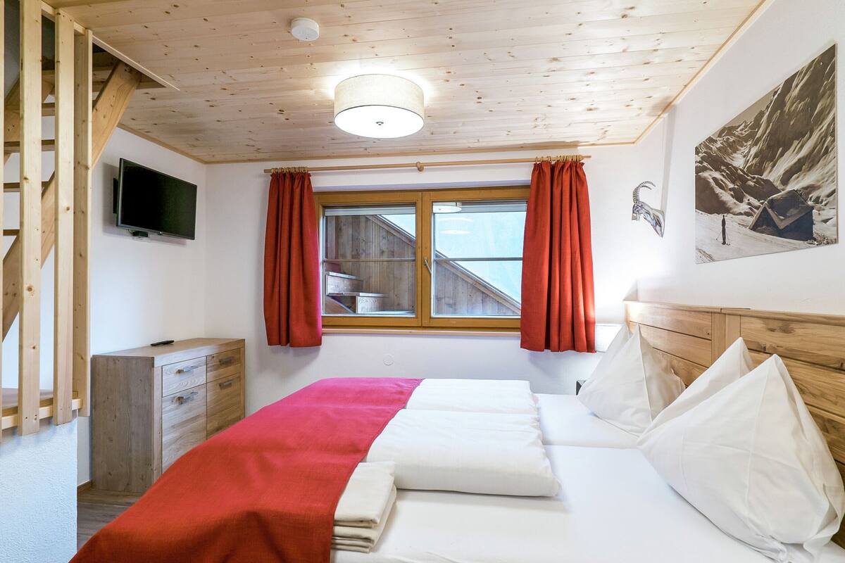Deluxe Apartment, 4 Bedrooms | 36 bedrooms, iron/ironing board, bed sheets