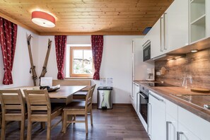 Departamento Confort, 4 habitaciones | Restaurantes