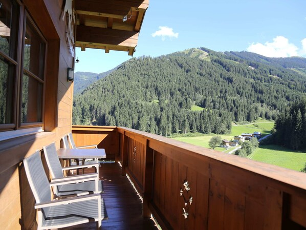 Classic House, Multiple Bedrooms | Balcony - Luxurious Holiday Home in Saalbach-hinterglemm With Barbecue (Viehhofen)