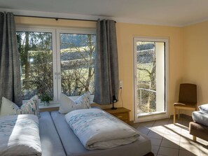 13 ห้องนอน, ตกแต่งพิเศษโดยเฉพาะ, เตารีด/โต๊ะรีดผ้า, ผ้าปูที่นอน