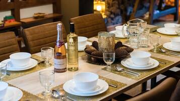 Comfort Apartment, 4 Bedrooms | Dining