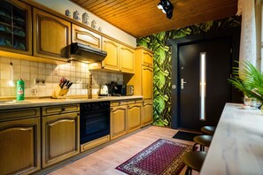 Classic House, Multiple Bedrooms | Dapur peribadi | Peti sejuk, ketuhar gelombang mikro, ketuhar