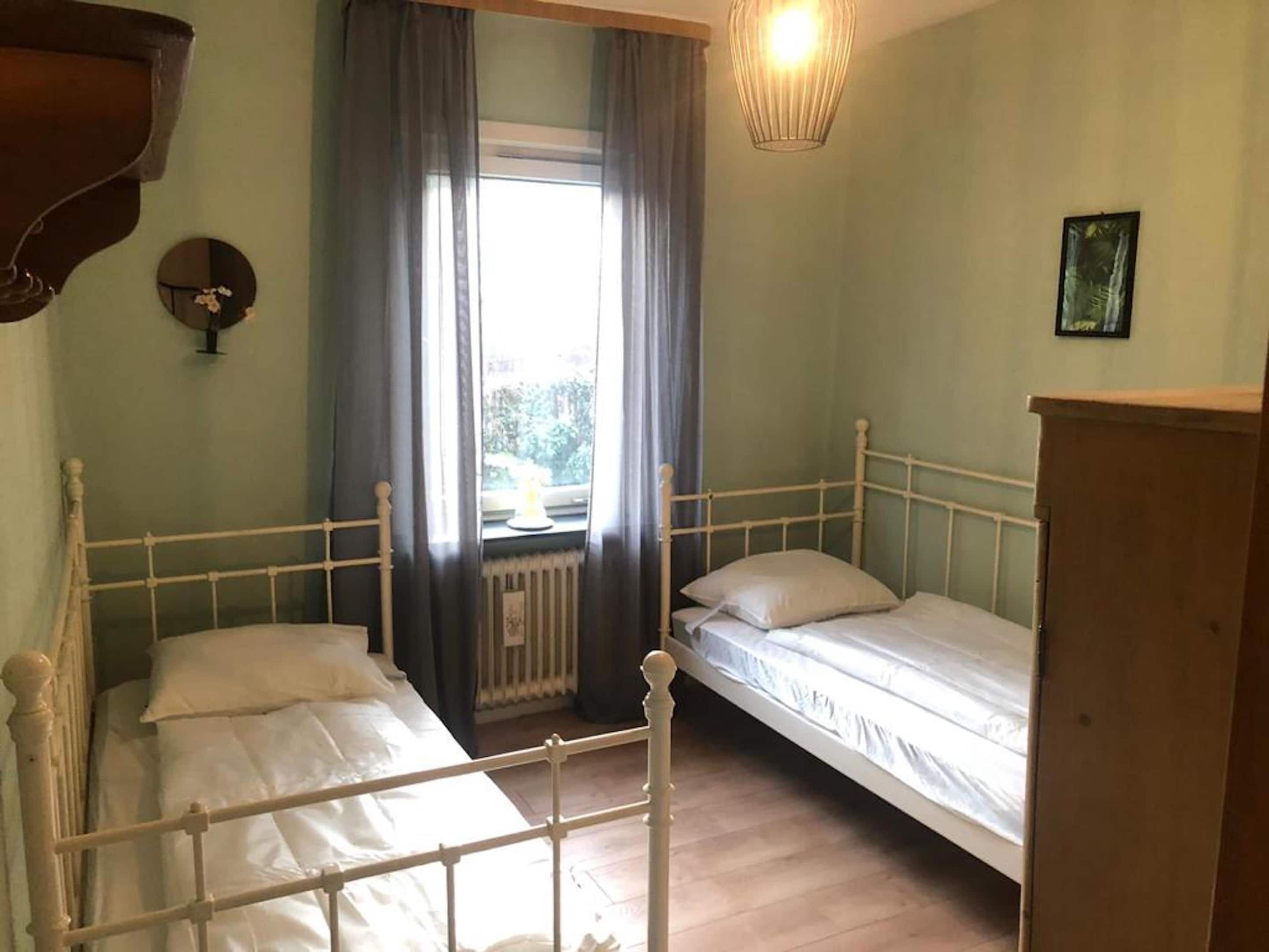 14 chambres, ameublement personnalisé, fer et planche à repasser