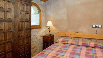 2 dormitoris, mobiliari individual i roba de llit