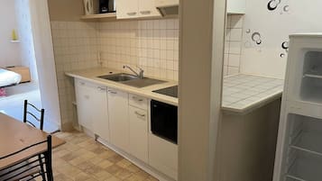 Réfrigérateur, micro-ondes, plaque de cuisson, cafetière/bouilloire