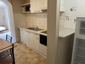 Fridge, microwave, stovetop, coffee/tea maker - F2 ground floor with garden, pets allowed free private parking (NERIS LES BAINS)