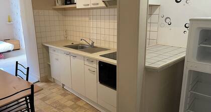 F2 de plein pied avec jardin , les animaux sans suplémént
parking privé gratuit