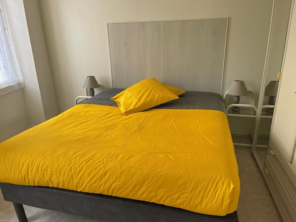 2 bedrooms, iron/ironing board, WiFi, bed sheets - F2 ground floor with garden, pets allowed free private parking (NERIS LES BAINS)