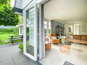 Classic House, 3 Bedrooms | Living room - Lovely Holiday Home in Kaatsheuvel With Bubble Bath (Kaatsheuvel)