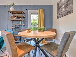 Deluxe House, 2 Bedrooms | Dining