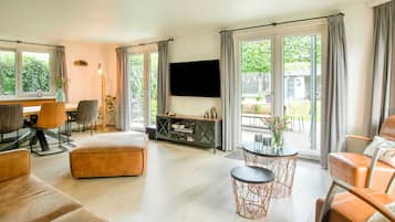 Classic House, 3 Bedrooms | Living room