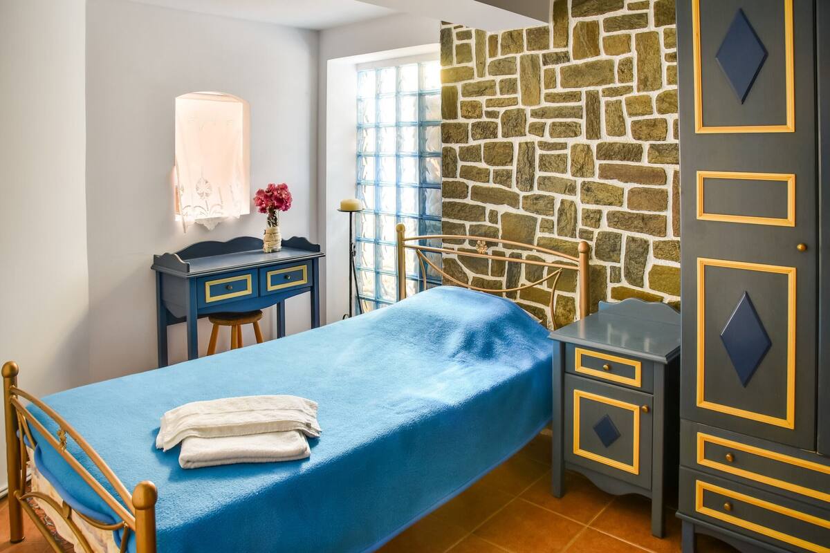 5 bedrooms, bed sheets
