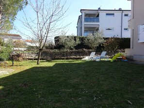 Comfort Apartment, 3 Bedrooms | Garden - Cosy Apartment in Malinska Near Sea (Malinska-Dubasnica)