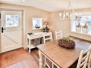 Classic House, 5 Bedrooms | Dining