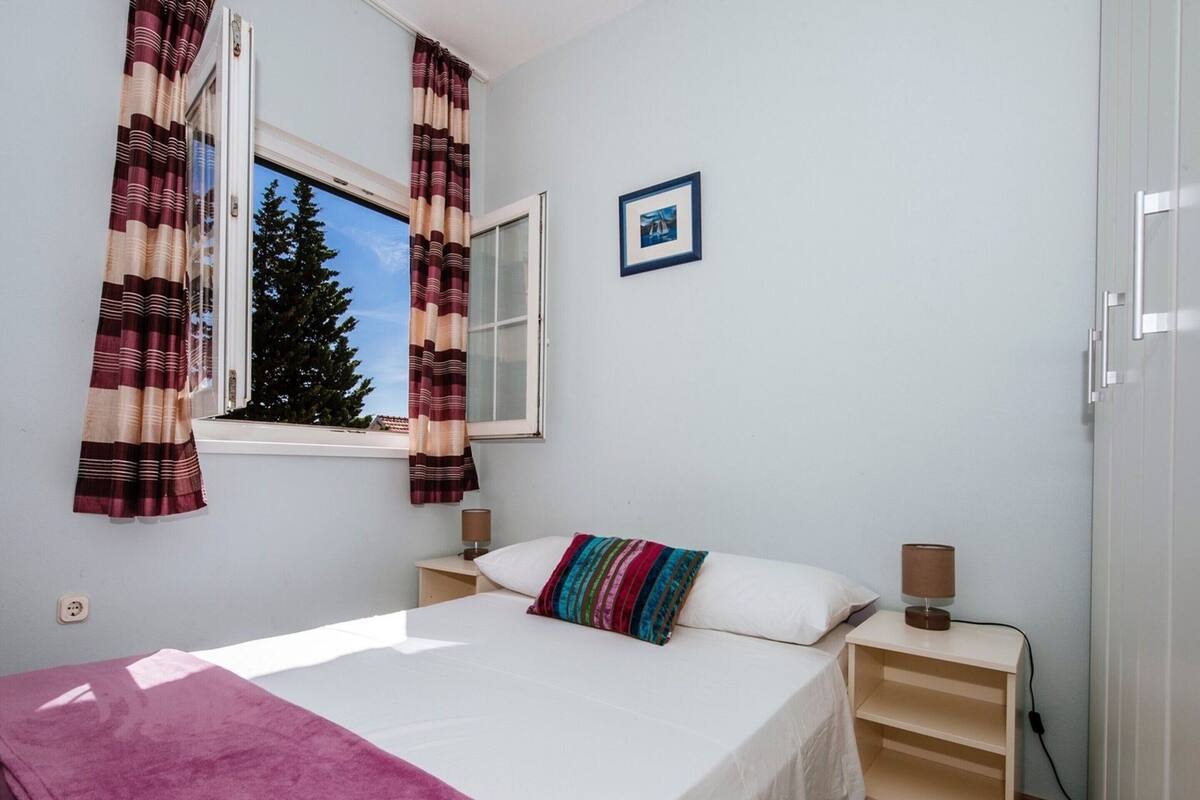 Classic Apartment, 3 Bedrooms | 4 bedrooms, individually furnished, bed sheets